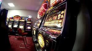 Roda roulette kasino langsung reno6 berputar dengan dealer yang memandu permainan secara profesional